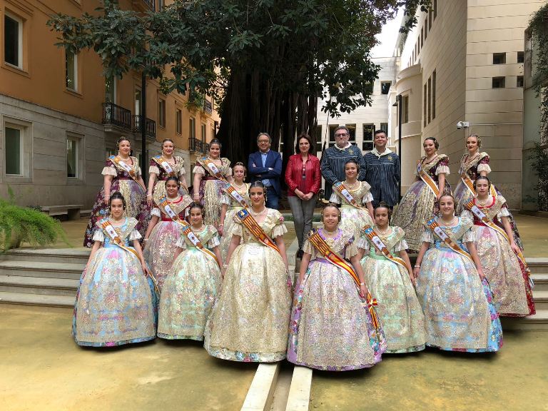 Les falleres majors visiten les Corts i disfruten de la mascletà a València