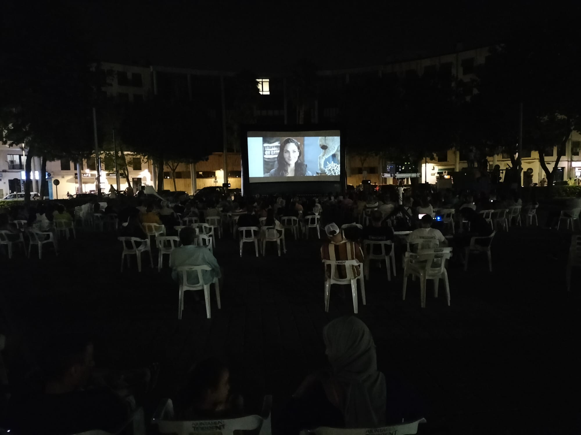 Los vecinos y vecinas de Torrent disfrutan del mejor cine al aire libre con ‘Cinema a la plaça’