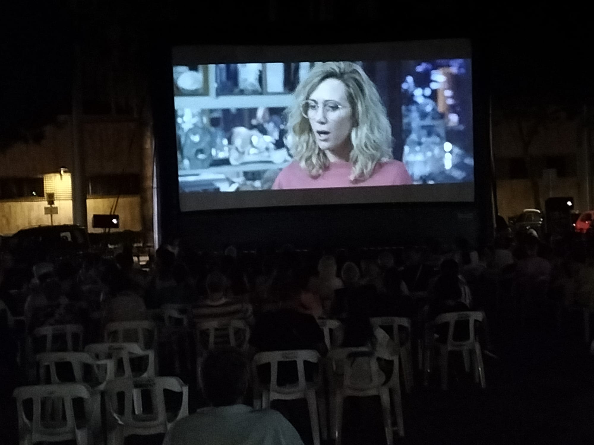Els veïns i veïnes de Torrent gaudeixen del millor cinema a l’aire lliure amb ‘Cinema a la plaça’
