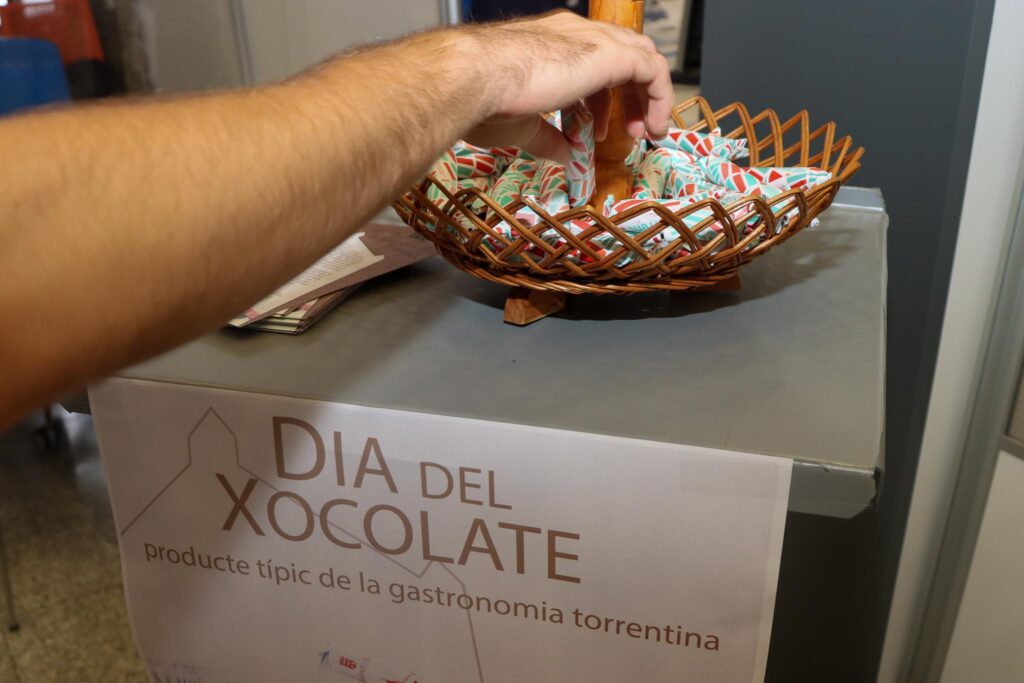 Torrent celebra el Dia Internacional del Xocolate repartint mostres de xocolate torrentí entre la ciutadania