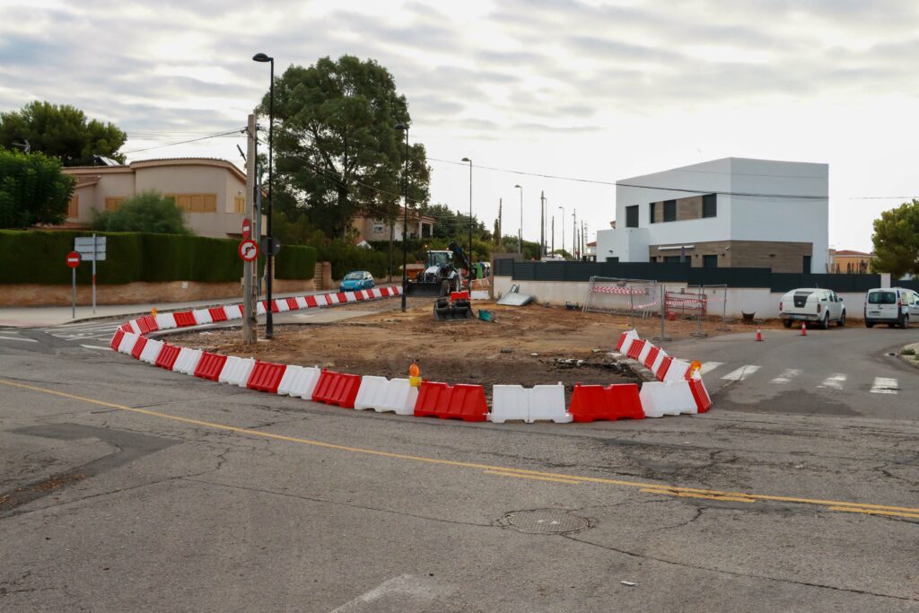 Comienzan las obras de la nueva rotonda situada en el cruce de las calles Lepanto, Cànters, Palleter y Vicente Puig