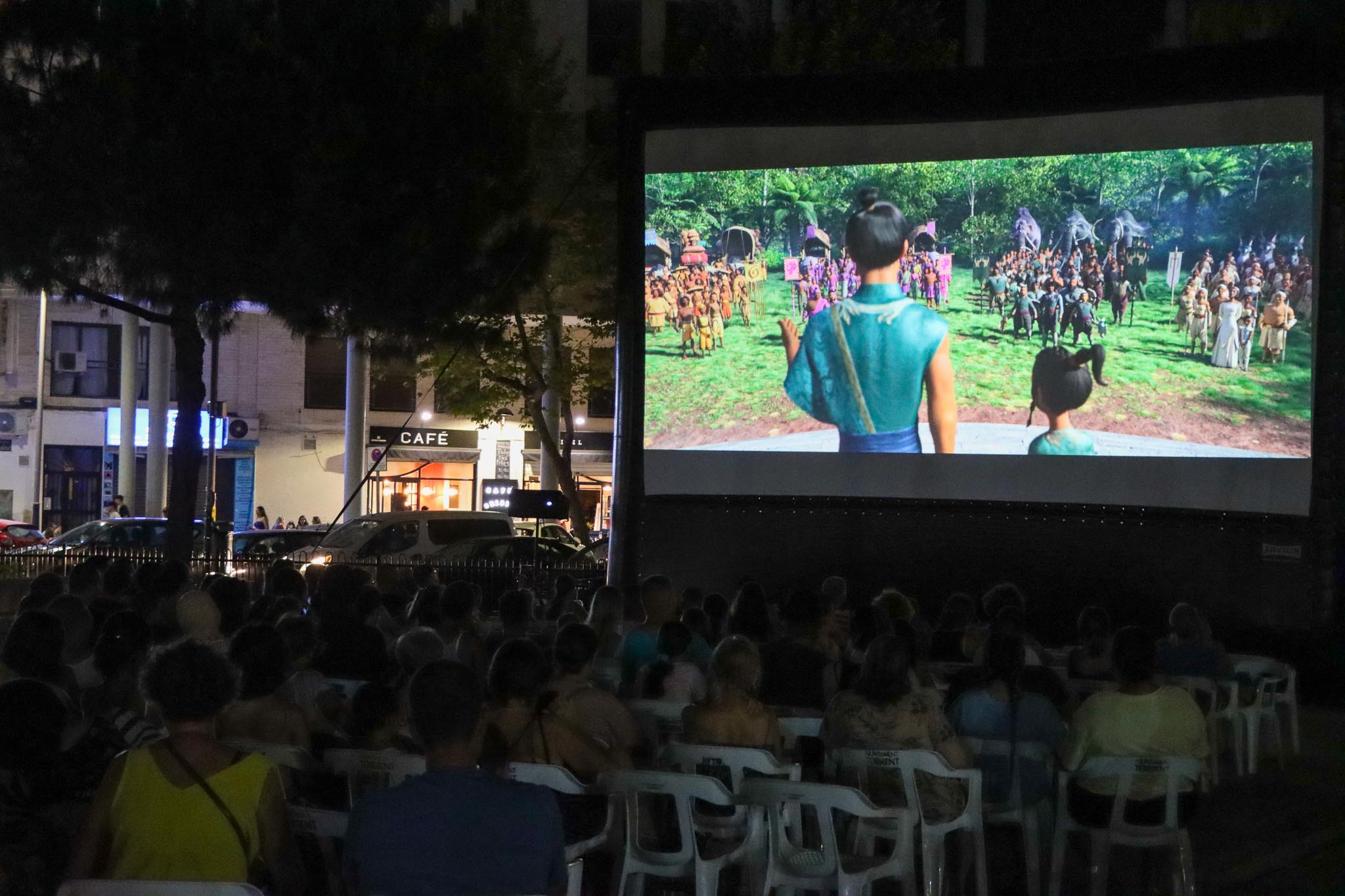 Més de 2.500 veïns i veïnes de Torrent gaudeixen del cicle de projeccions ‘Cinema a la plaça’