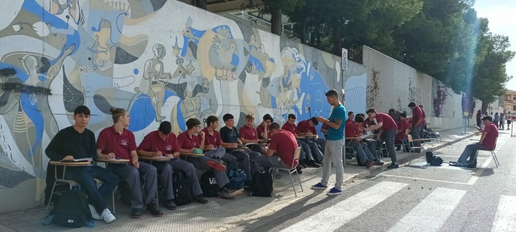 ‘L’institut al carrer’: el IES La Marxadella se suma al movimiento ‘Street for Kids’ y traslada la actividad lectiva a la calle