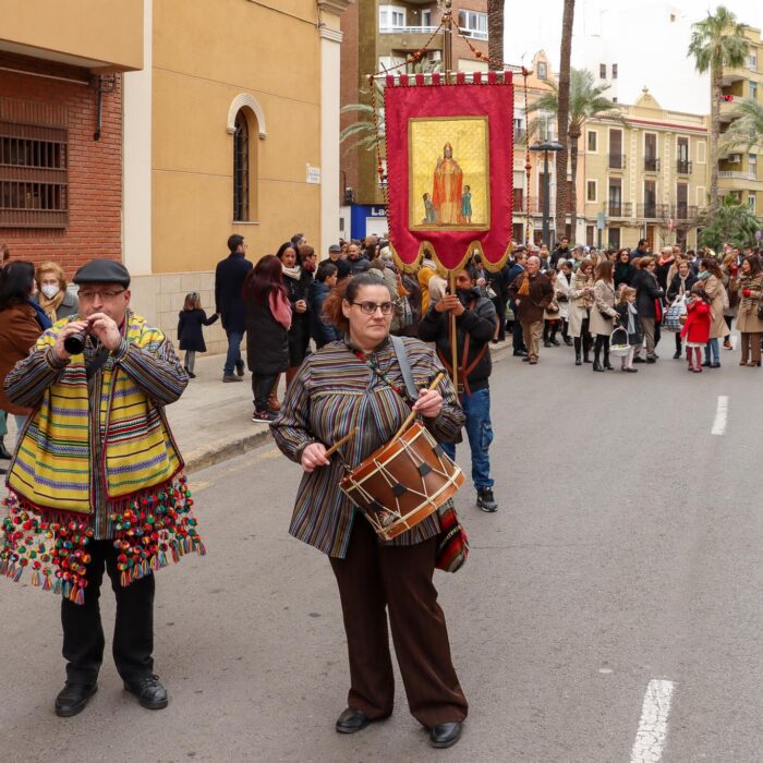 Los clavarios y clavariesas de Sant Blai homenajean al santo en la tradicional Passejada del Guió