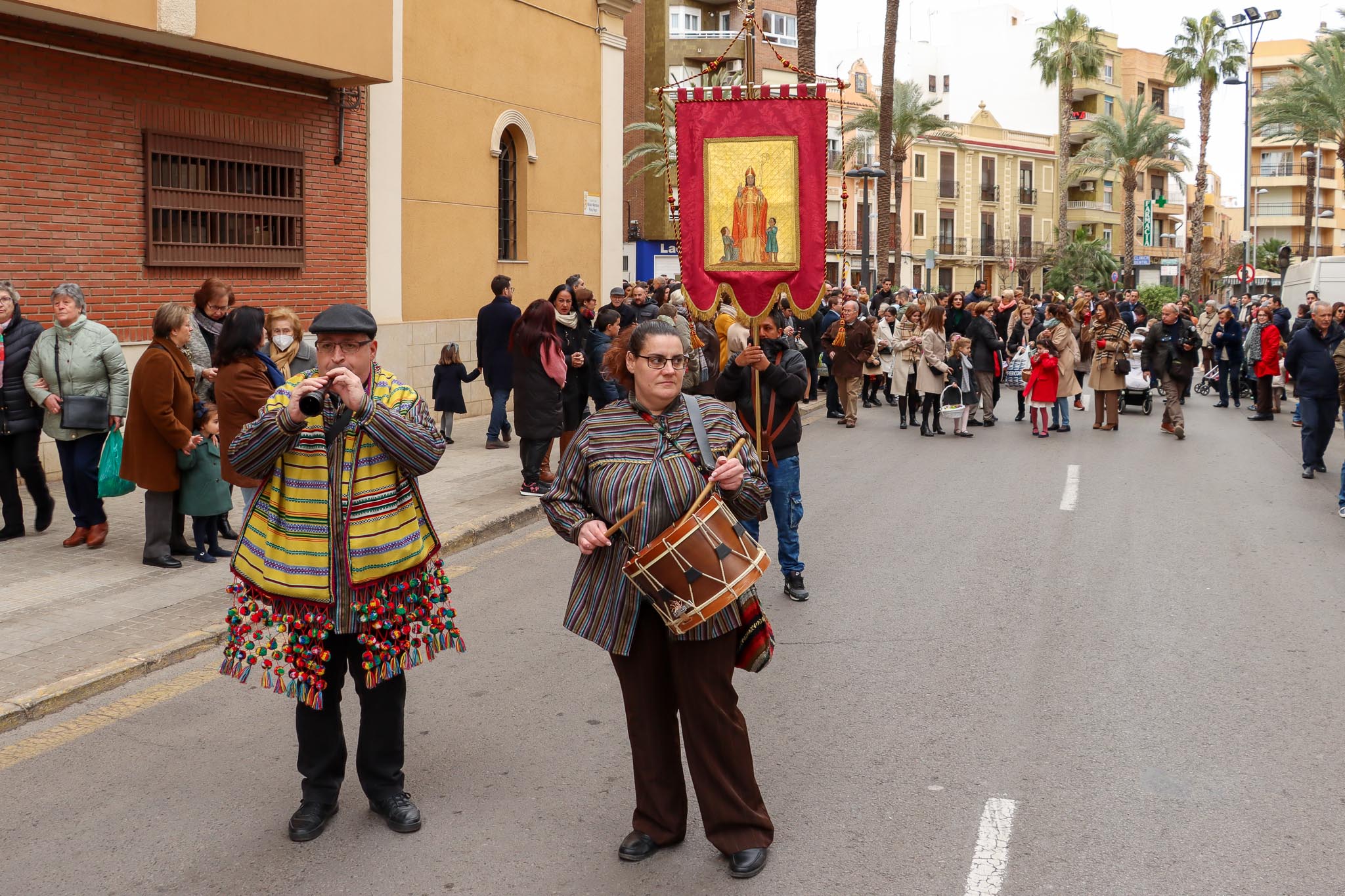 Los clavarios y clavariesas de Sant Blai homenajean al santo en la tradicional Passejada del Guió
