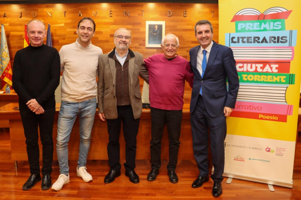 Els ‘Premis Literaris Ciutat de Torrent’ reconeixen el talent de Carles Mulet y Vicent Sanhermelando