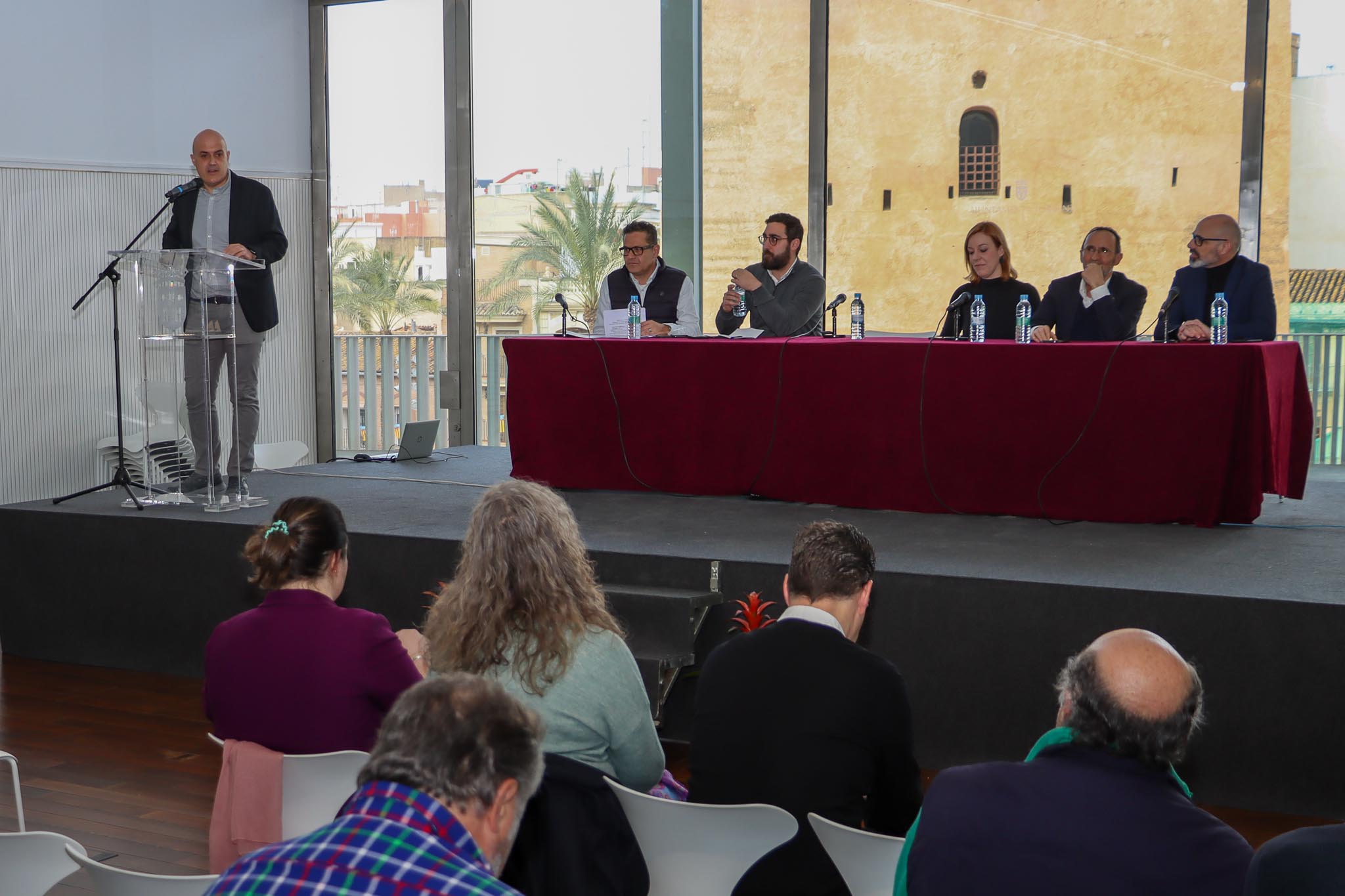 La fira de mobilitat sostenible Horitzó Horta Sud ompli la sala cívica de l’Antic Mercat