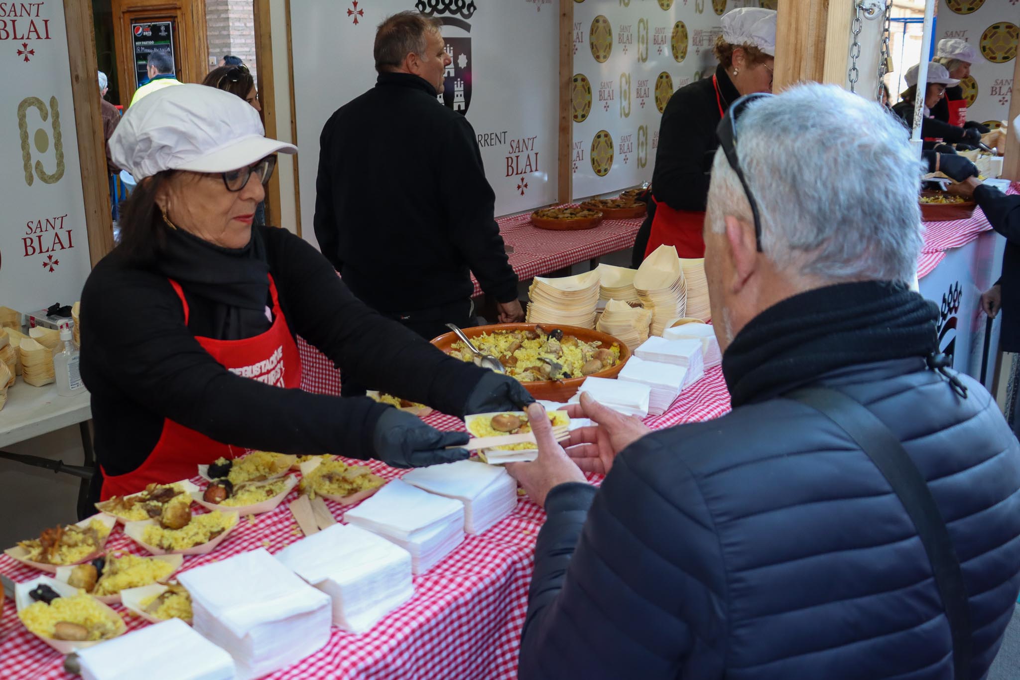 Milers de persones gaudeixen de la gastronomia i la tradició de Torrent en el dia de Sant Blai