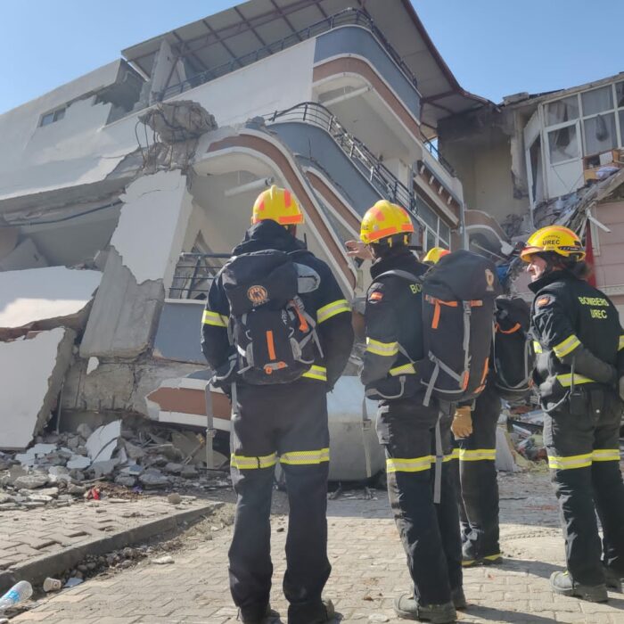 El torrentino Christian Andreu, miembro del Parque de Bomberos de Torrent, rescata a dos personas tras el terremoto de Turquía