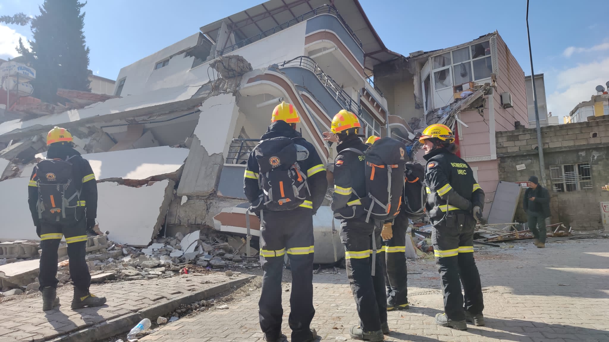 El torrentino Christian Andreu, miembro del Parque de Bomberos de Torrent, rescata a dos personas tras el terremoto de Turquía