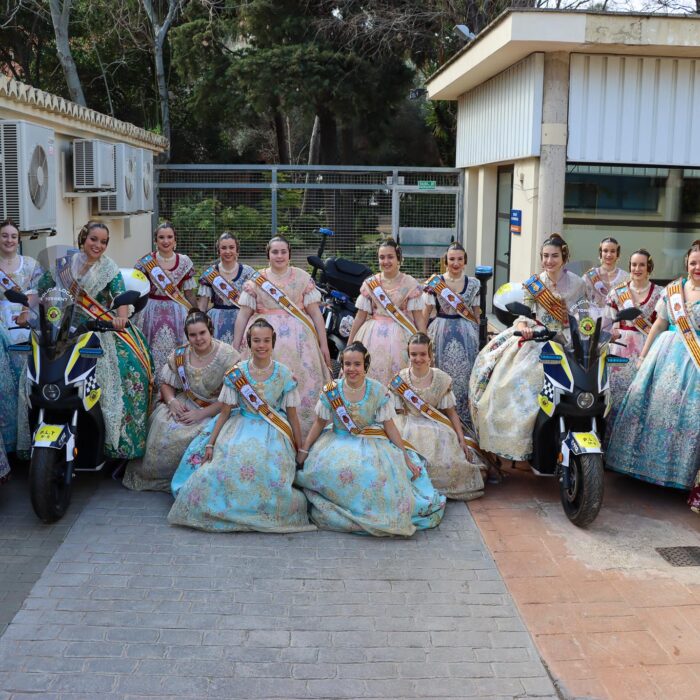 Las Falleras Mayores de Torrent visitan las instalaciones de la Policía Local y Nacional