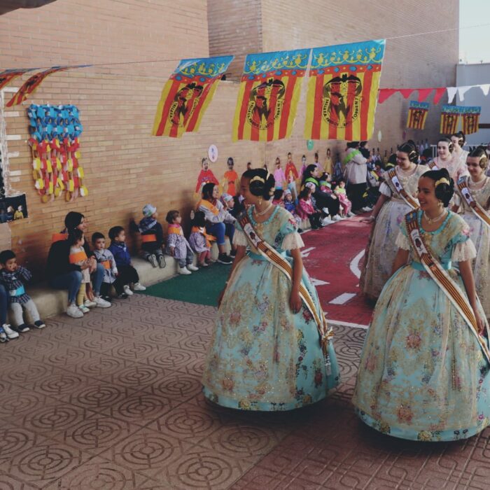 Las Falleras Mayores de Torrent comparten la emoción de las Fallas con los niños y niñas de la ciudad