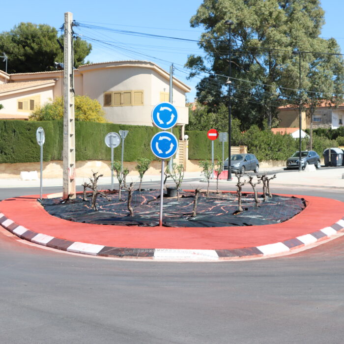La nueva rotonda situada en el cruce de las calles Lepanto, Cànters, Palleter y Vicente Puig ya está abierta al tráfico