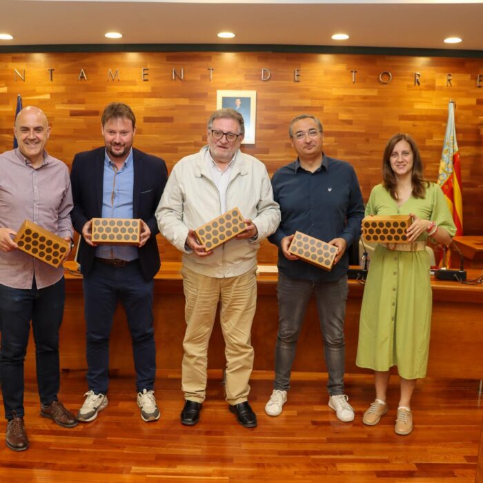 El diseñador torrentino Eugenio Simó nos invita a  entrar en su universo creativo en la exposición Fake Gate