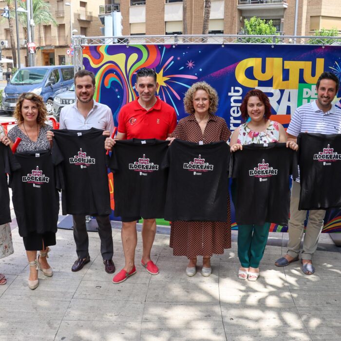 El Ayuntamiento de Torrent celebra un multitudinario acto en la plaza Obispo Benlloch para presentar la programación de las fiestas patronales de 2023