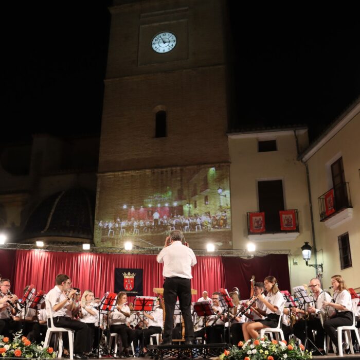 La Unión Musical y el Círculo Católico llenan la plaza de la Iglesia en una nueva edición de ‘Torrent a dos bandes’