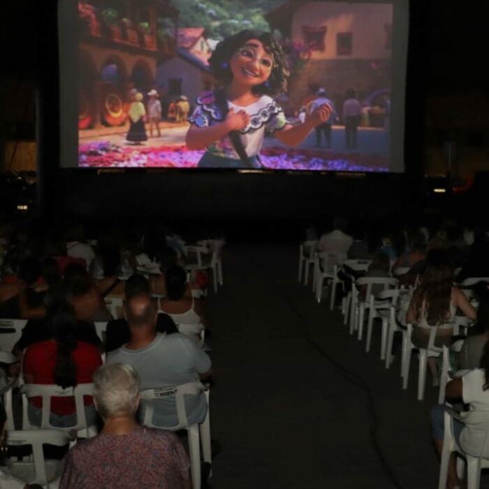 ‘Cinema a la plaça’ se estrena con ‘Encanto’ y lleno absoluto en su primer fin de semana en Torrent
