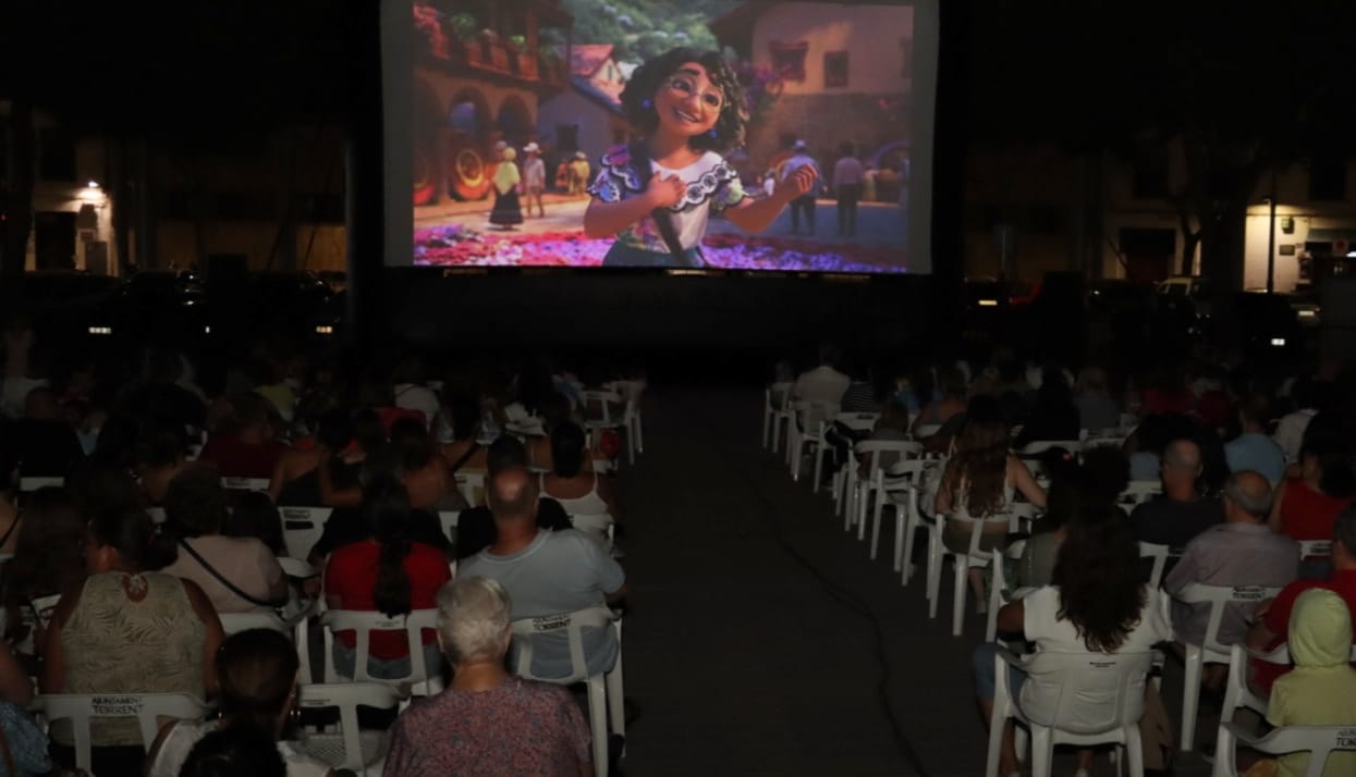 ‘Cinema a la plaça’ se estrena con ‘Encanto’ y lleno absoluto en su primer fin de semana en Torrent