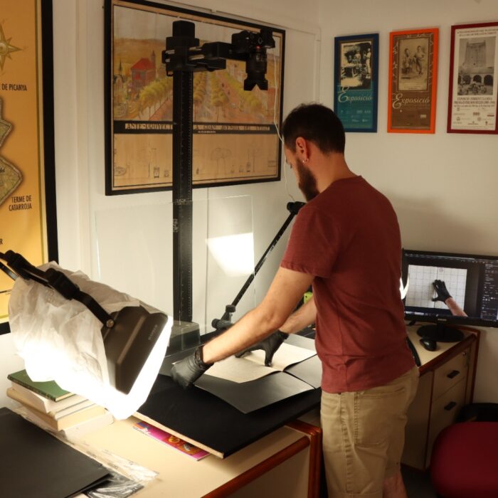 El Archivo Municipal de Torrent trabaja en la digitalización de 25 mil páginas de documentación histórica