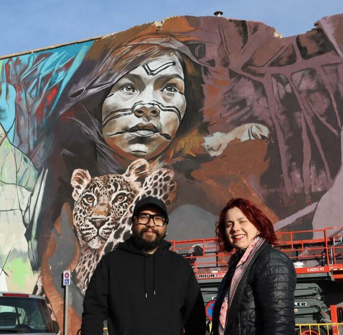 El artista Felipe Pincel viste el parking de la calle San Nicolás con una espectacular pintura mural
