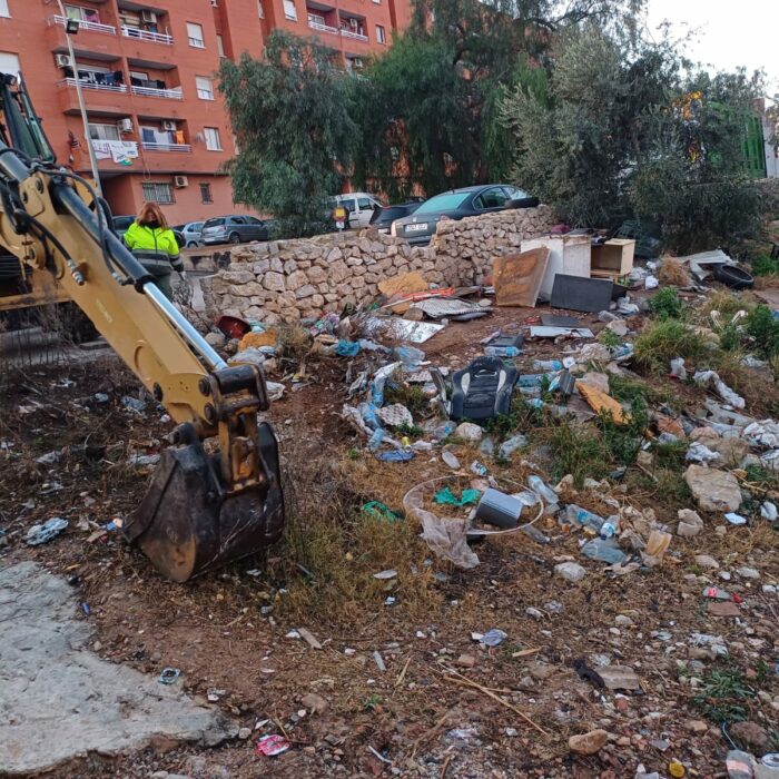 Torrent retira toneladas de basura de la calle Llíria junto al barranco en el Xenillet