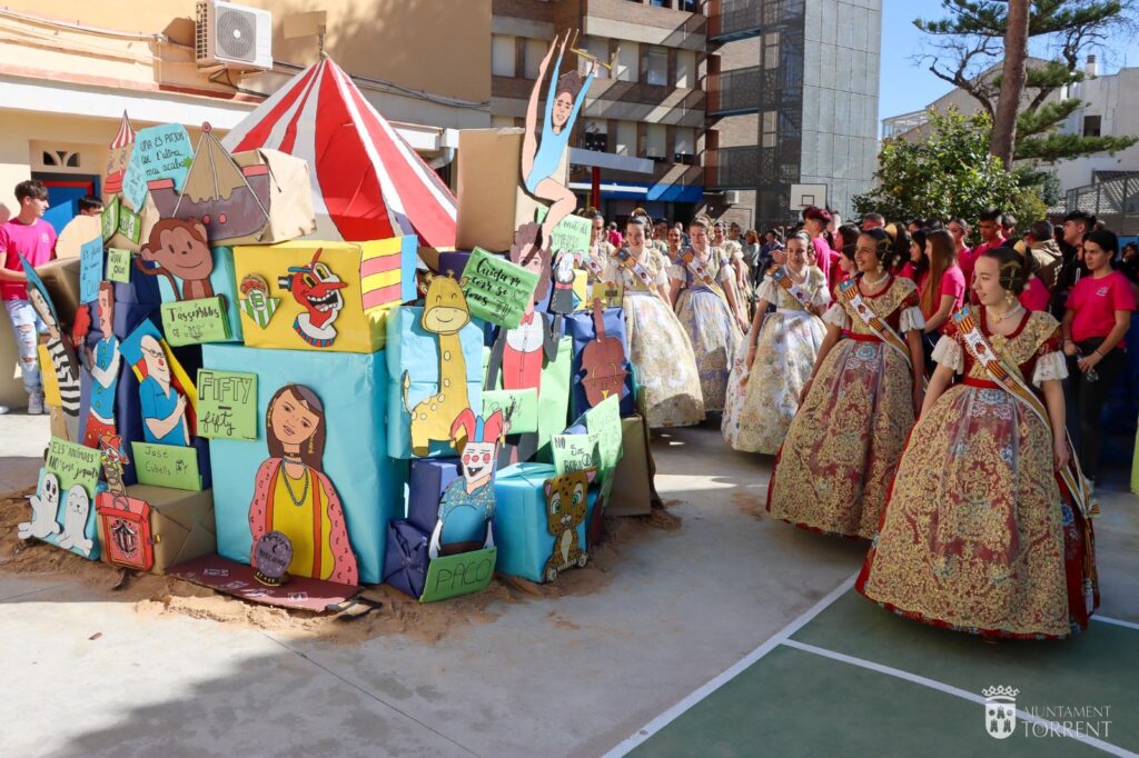 Les Falleres Majors de Torrent celebren les Falles al costat dels xiquets i xiquetes de la ciutat