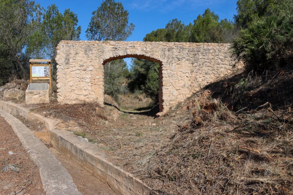 Torrent neta i posa en valor l’aqüeducte de “Els Arquets de Dalt”