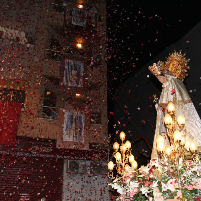 Torrent se engalana para celebrar las Fiestas en honor a la Virgen de los Desamparados