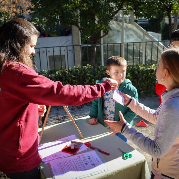 Diversión familiar y aprendizaje ambiental van de la mano en los talleres de l’Hort de Trenor cada domingo