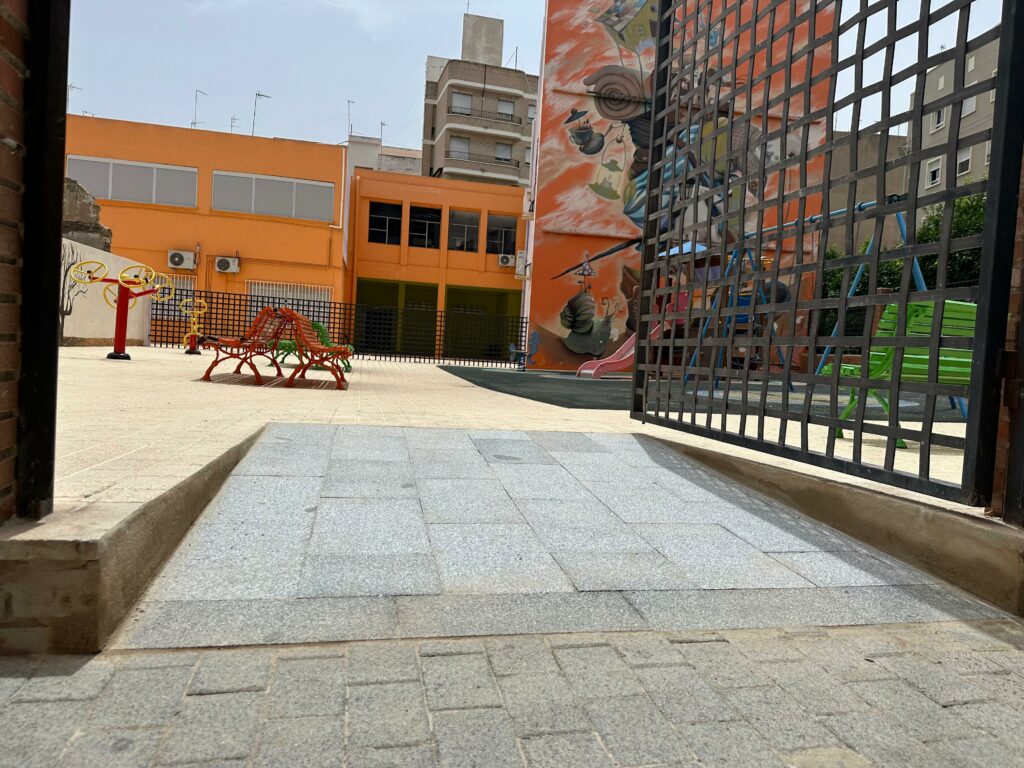 Torrent fa accessible l’entrada al parc del Centre Cultural Sant Marcos amb una rampa