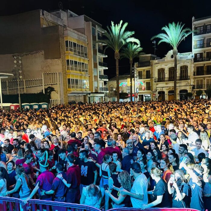 Torrent sale a la calle en un fin de semana de espectáculos multitudinarios en 9 plazas de la ciudad