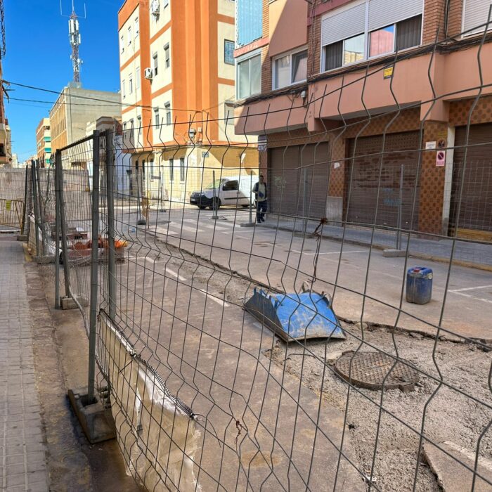 Torrent renueva el colector en la calle San Pedro Alcántara para mejorar la red de saneamiento y evitar filtraciones