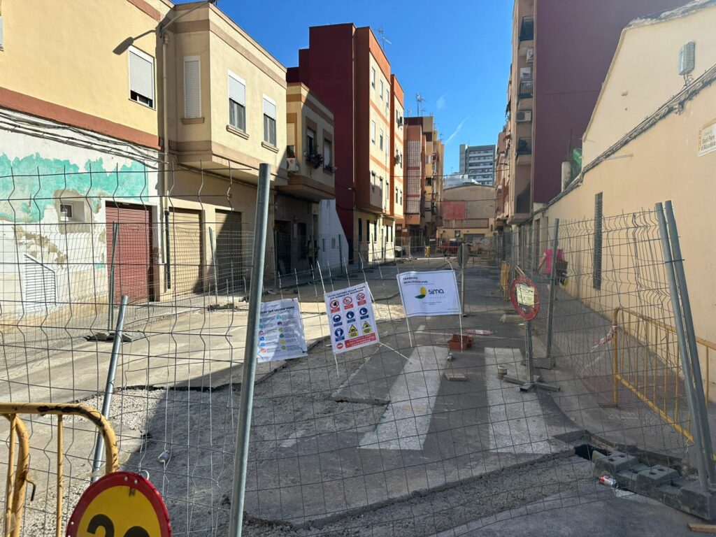 Torrent renova el col·lector al carrer Sant Pere Alcántara per a millorar la xarxa de sanejament i evitar filtracions