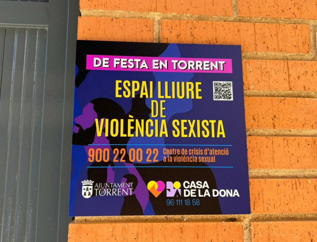Casa de la Dona comença a col·locar les primeres plaques sobre “espai lliure de violència sexista” en les casernes de Moros y Cristianos de Torrent