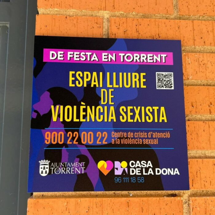 Casa de la Dona empieza a colocar las primeras placas sobre “espacio libre de violencia sexista” en las casernas de Moros y Cristianos de Torrent