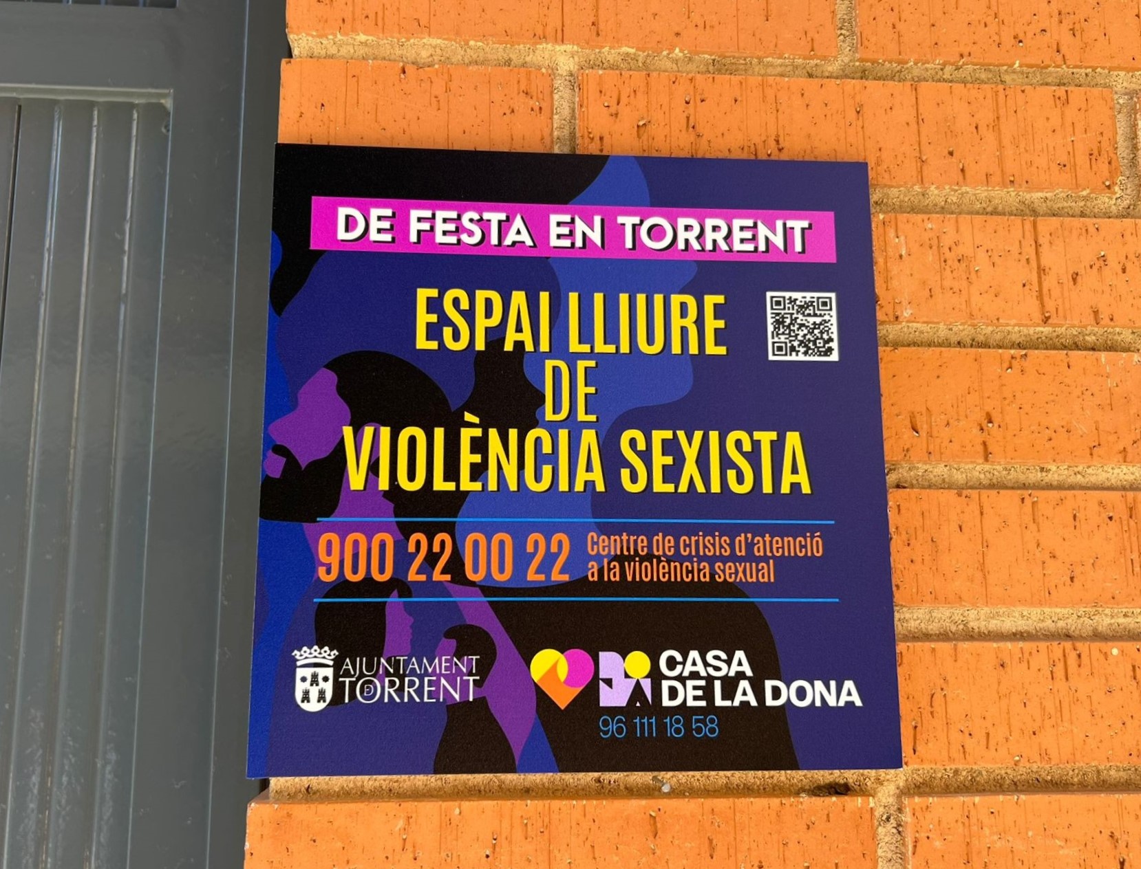 Casa de la Dona empieza a colocar las primeras placas sobre “espacio libre de violencia sexista” en las casernas de Moros y Cristianos de Torrent