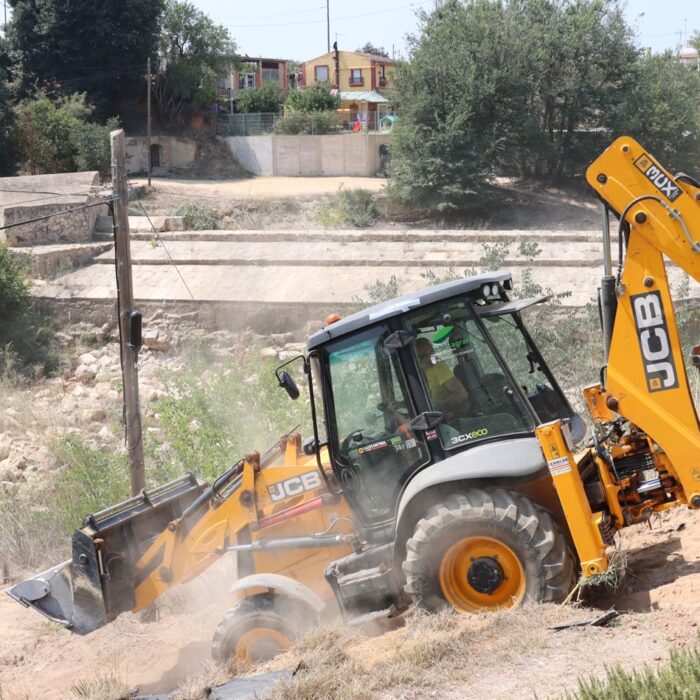 La alcaldesa visita las labores de acondicionamiento del barranc de l’Horteta en la zona del pantano