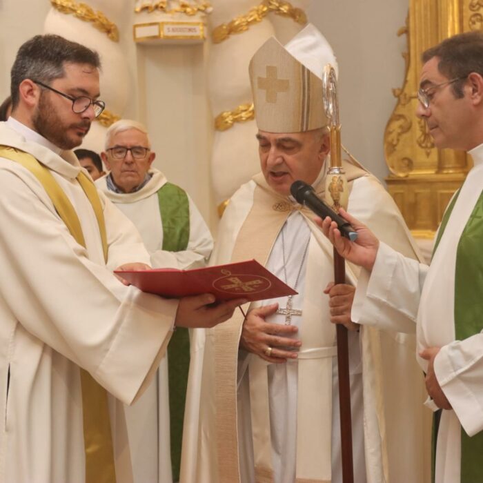 El Arzobispo bendice la restauración de la capilla de la comunión de la Parroquia de la Asunción de Torrent