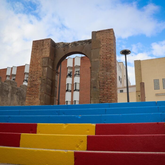 Una Senyera de grandes dimensiones da la bienvenida al renovado Patio Rosa