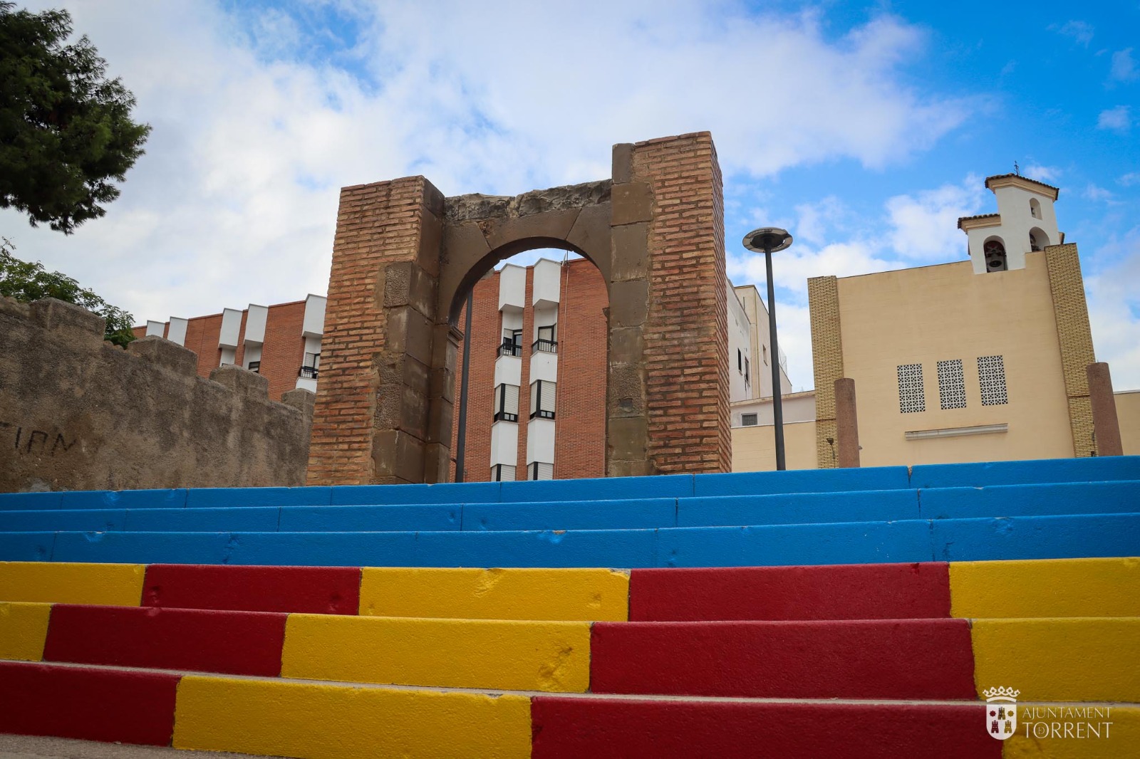 Una Senyera de grandes dimensiones da la bienvenida al renovado Patio Rosa