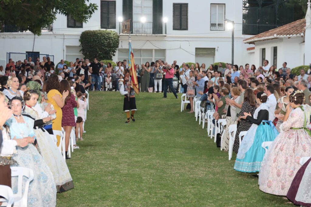 La Falla Sants Patrons de Torrent celebra el seu tradicional Homenatge a la Real Senyera