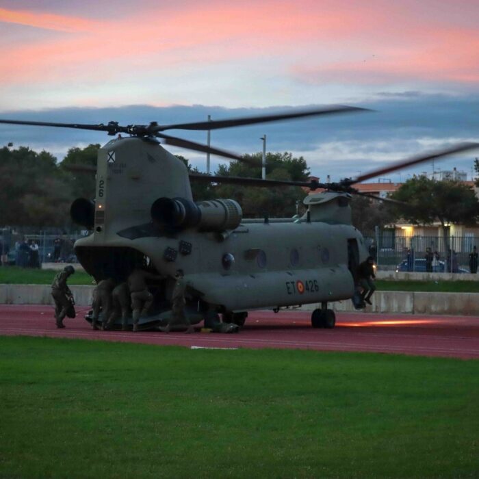 Torrent recibe por aire por segundo día cargamento de agua y víveres del ejército