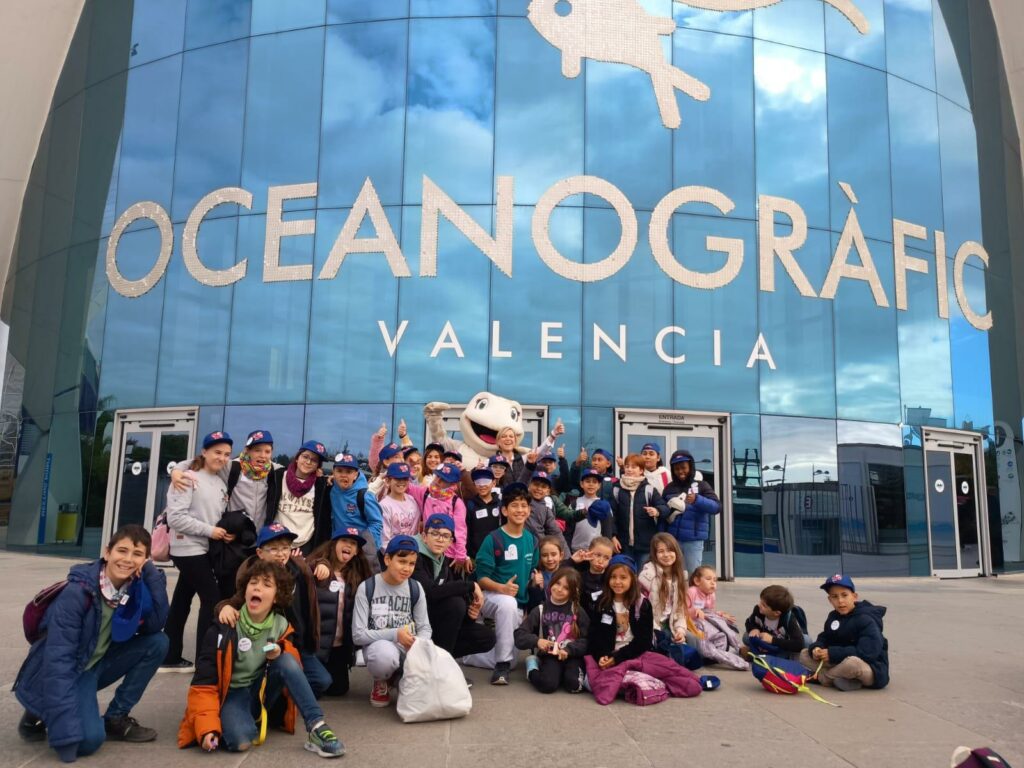 Casa de la Dona de Torrent submergix a les famílies en l’aventura marina del Oceanográfic de València