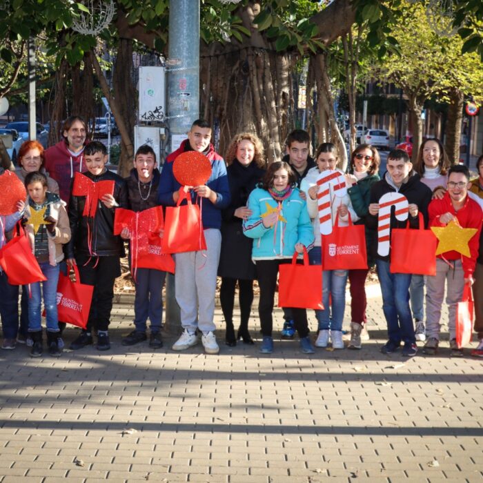 Los alumnos del CEE La Encarnación decoran un ficus de la Avenida al Vedat por Navidad