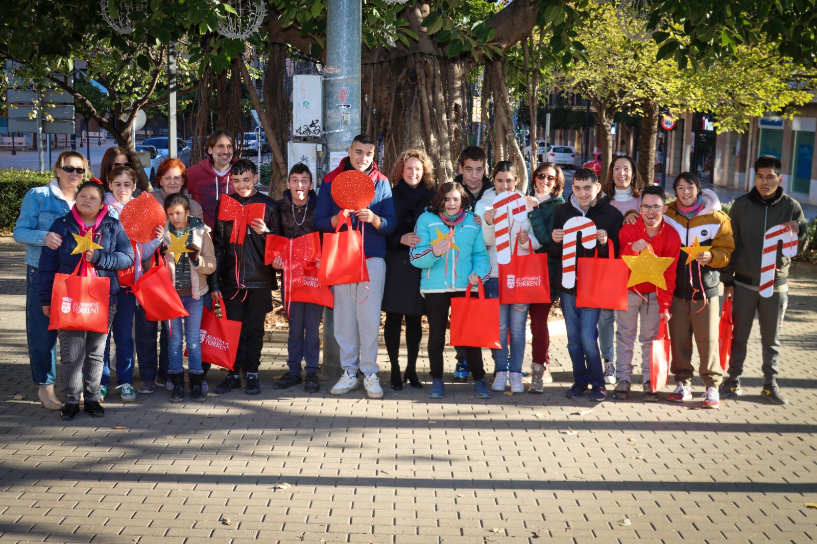 Los alumnos del CEE La Encarnación decoran un ficus de la Avenida al Vedat por Navidad