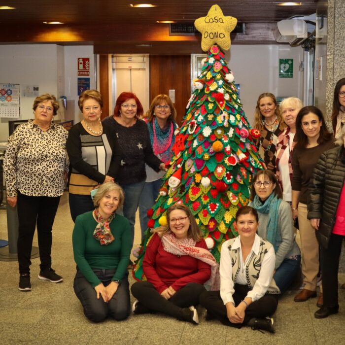 Un árbol de Navidad tejido a mano por las mujeres de la Casa de la Dona adorna el interior del Ayuntamiento de Torrent