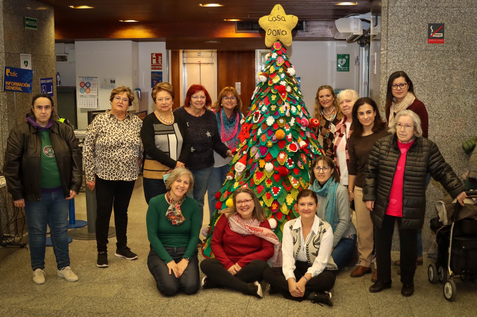 Un árbol de Navidad tejido a mano por las mujeres de la Casa de la Dona adorna el interior del Ayuntamiento de Torrent