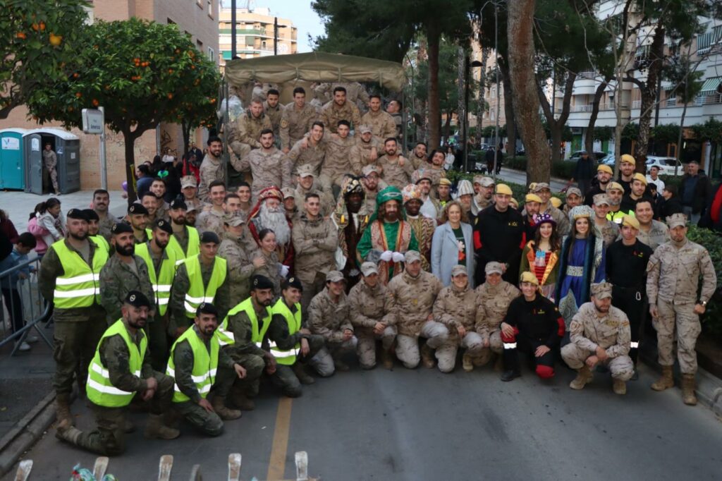 Torrent viu la seua Cavalcada més solidària amb un homenatge als herois de la DANA