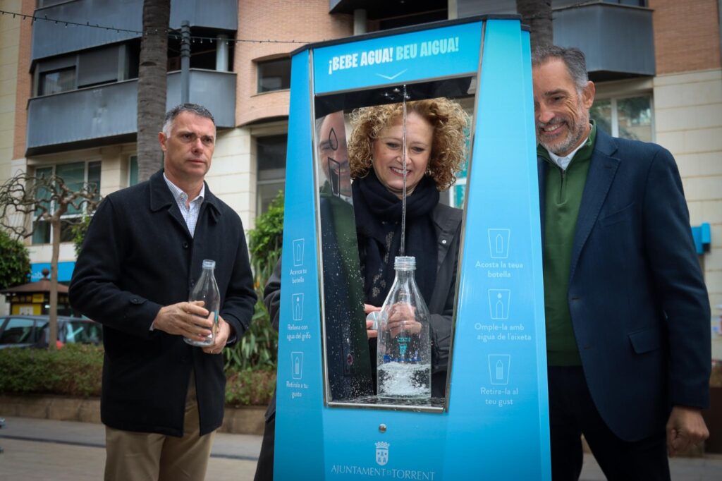 Torrent instala fuentes de agua potable y refrigerada en espacios públicos