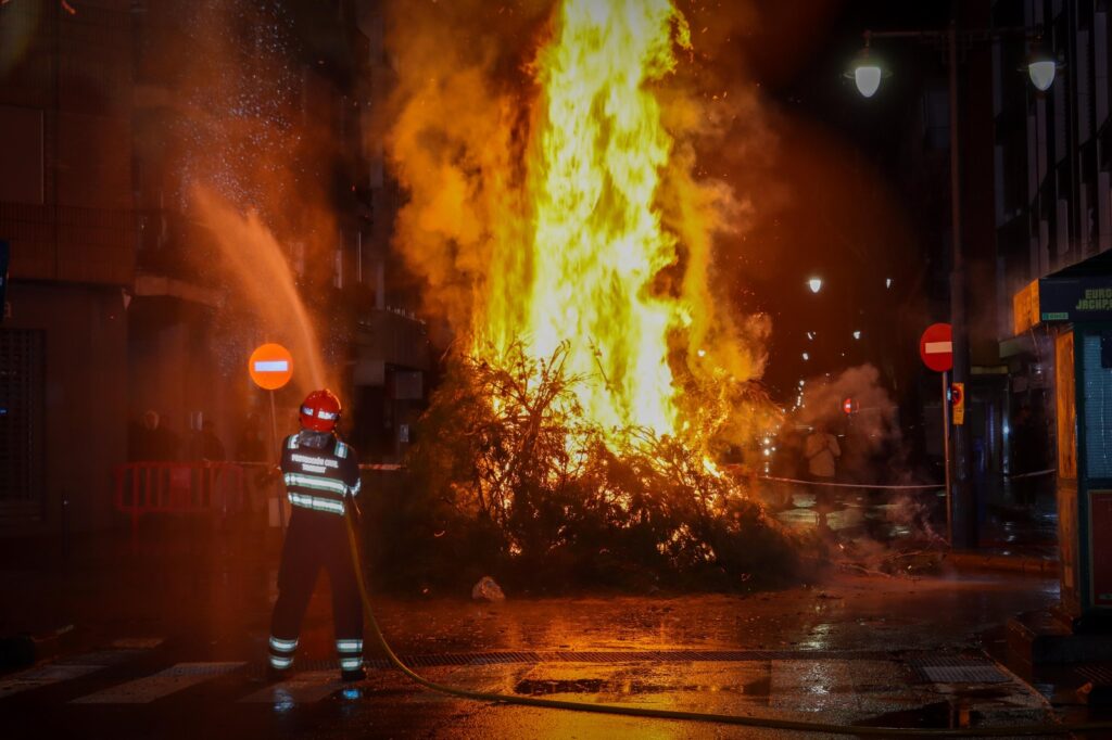 Torrent enciende su tradicional hoguera en honor a San Antonio Abad pese a la lluvia